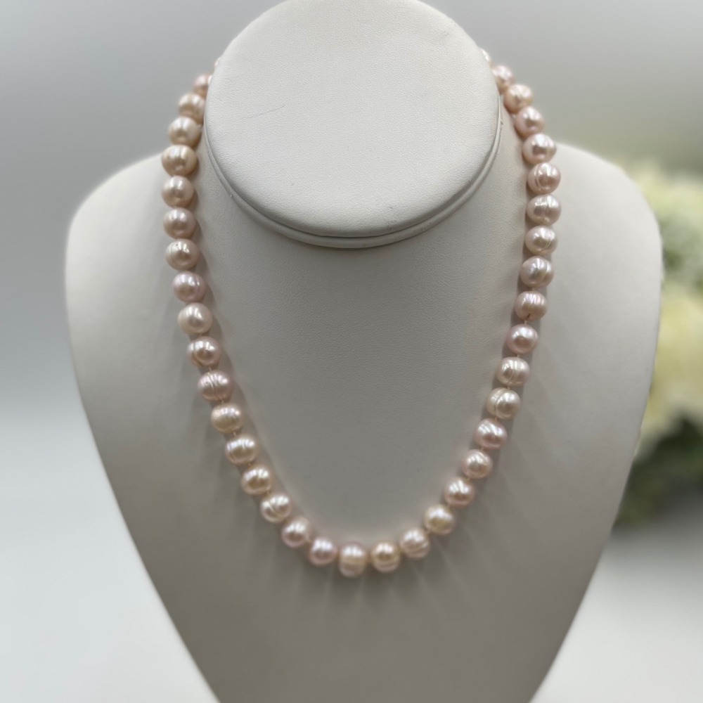 Imperial World Inc (IWI) 14K
Gold Hand-Knotted Freshwater Pink
Pearl Necklace